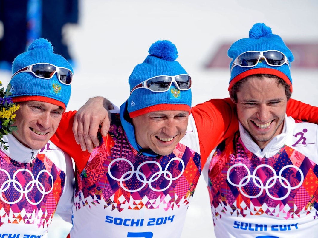 Die drei russischen Medaillengewinner im 50 km-Massenstart Maxim Vylegzhanin, Alexander Legkov und Ilia Chernousov posieren für ein Foto.