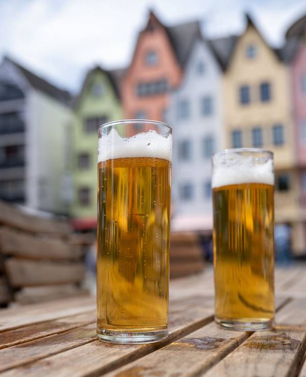 Zwei Kölschgläser, im Hintergrund die Kölner Altstadt.