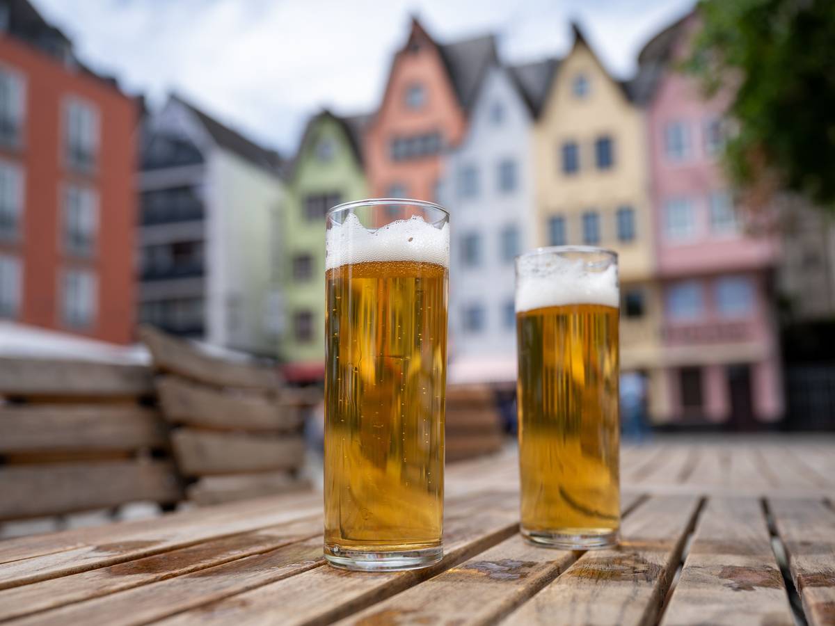 Zwei Kölschgläser, im Hintergrund die Kölner Altstadt.