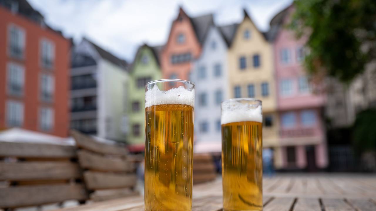 Zwei Kölschgläser, im Hintergrund die Kölner Altstadt.