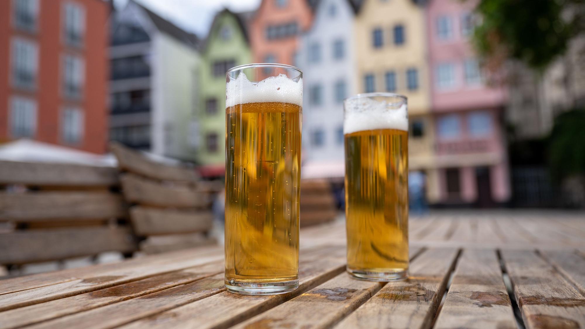 Kölschgläser stehen auf einem Tisch.