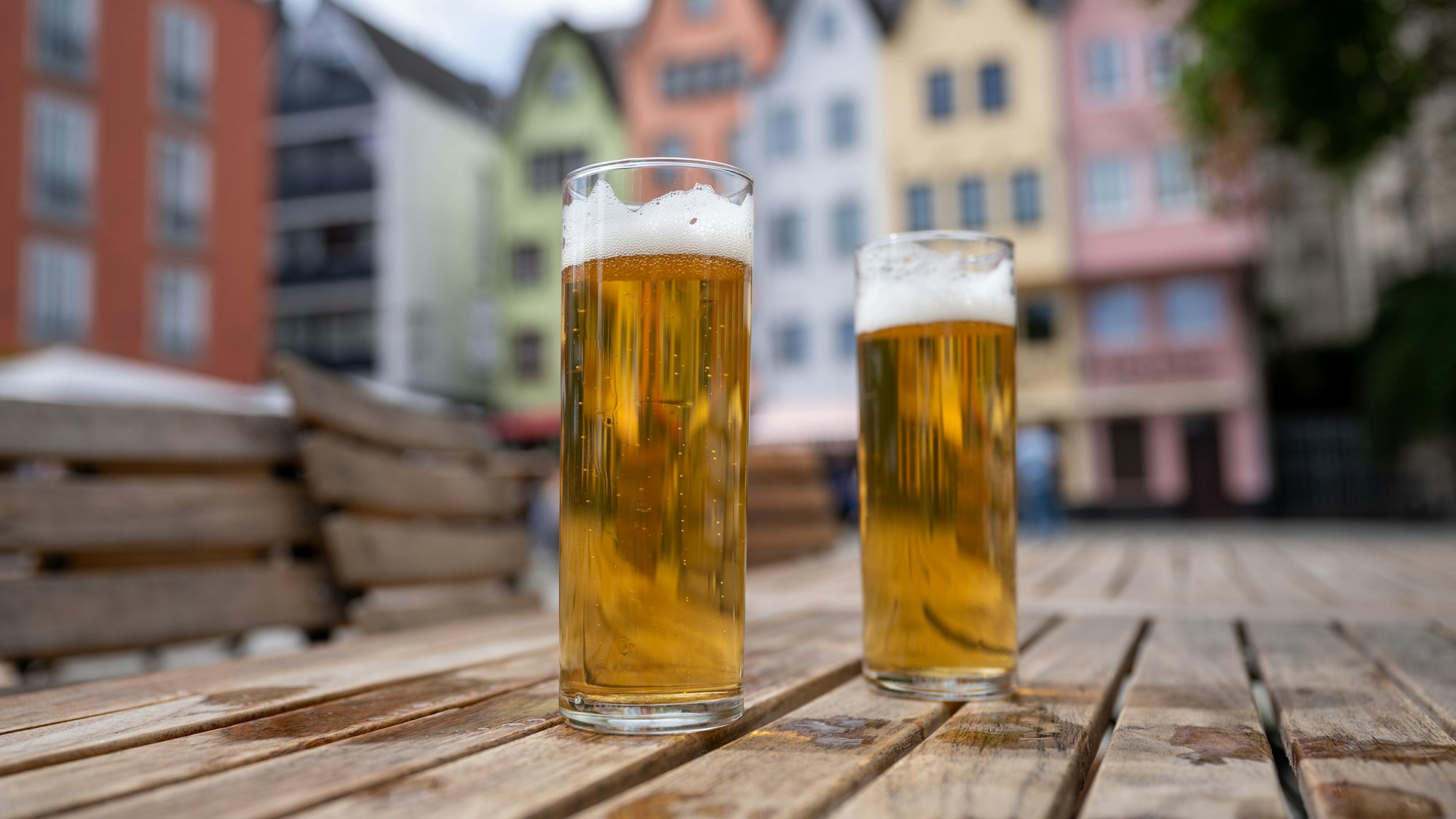 Kölschgläser stehen auf einem Tisch.