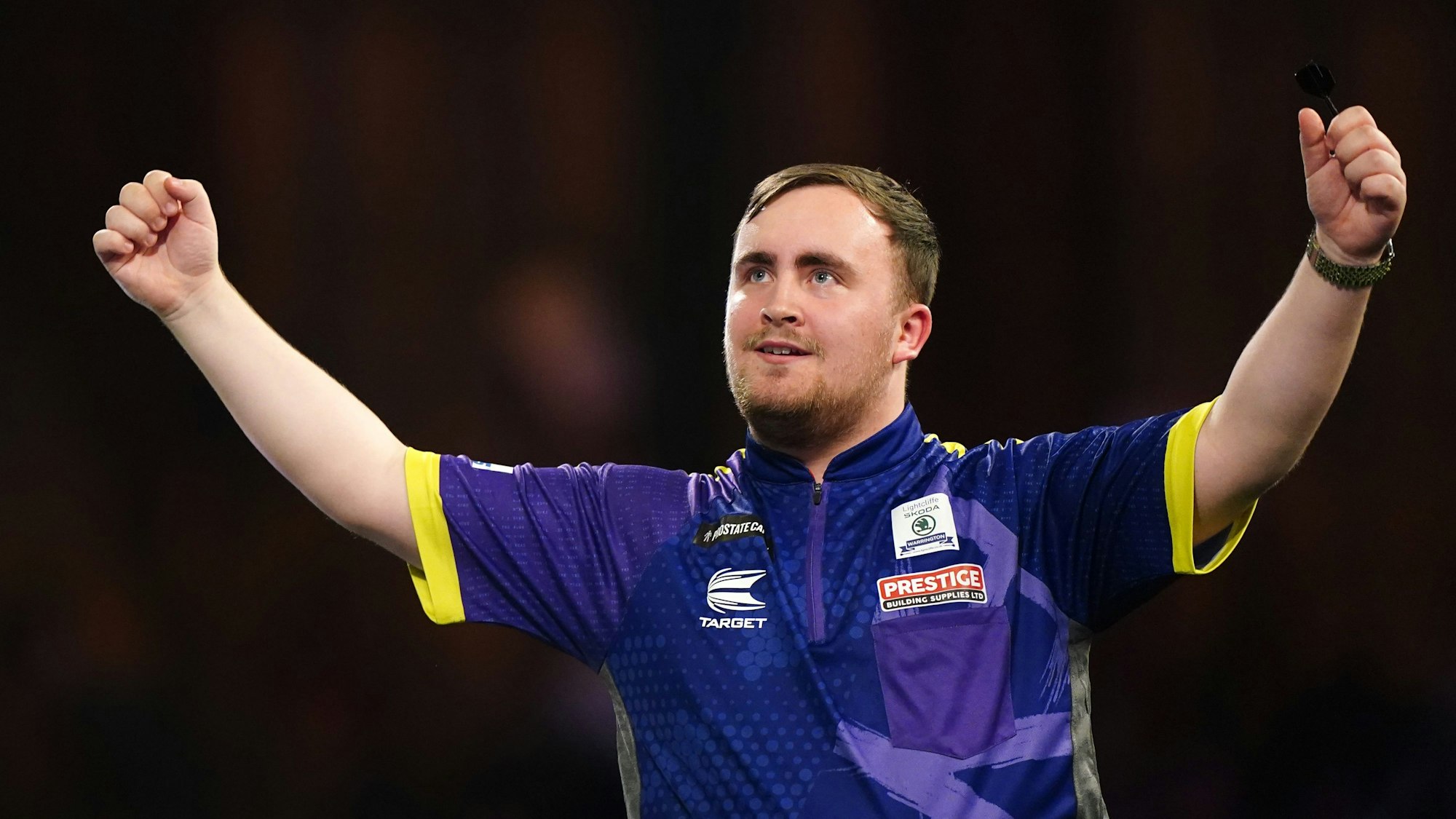 Luke Littler jubelt über seinen Sieg im Halbfinale der Darts-Weltmeisterschaft in London.