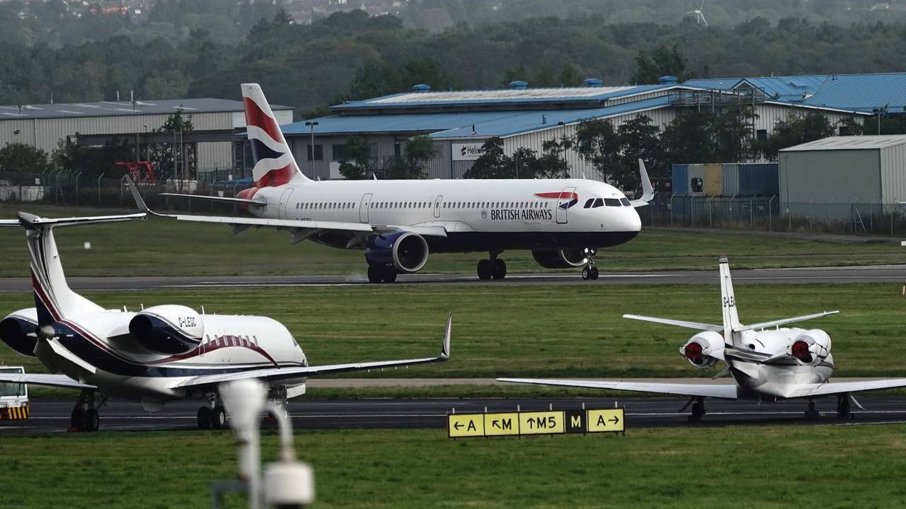 Ein Flugzeug von British Airways verlässt den Flughafen Aberdeen in Richtung London, hier im September 2022.