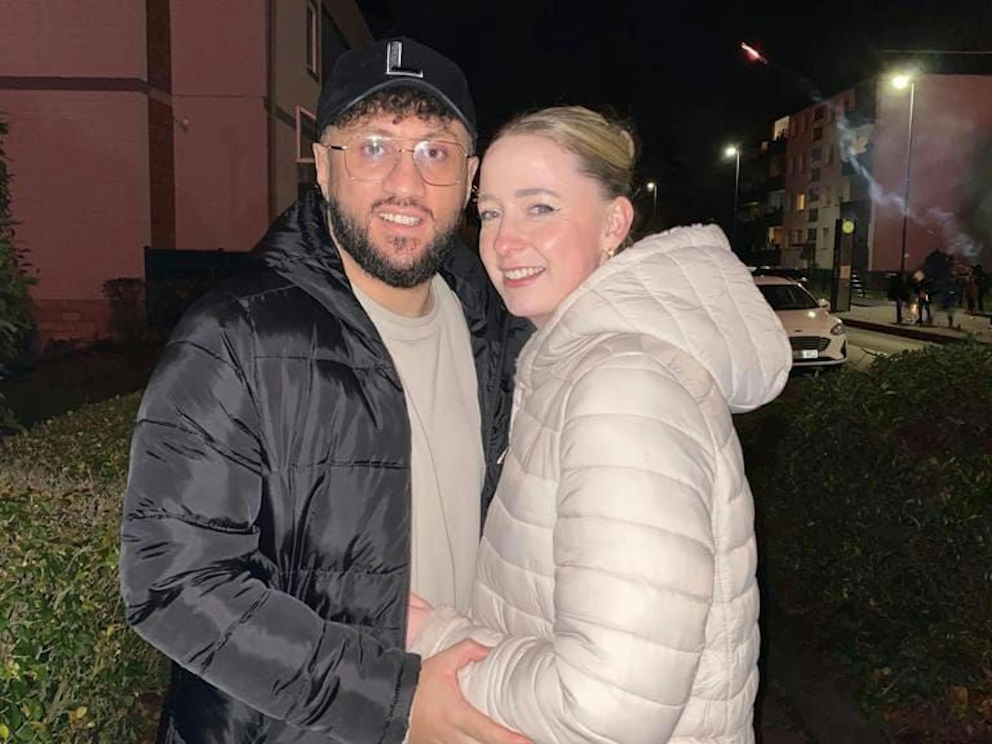 Leona und Nabil lächeln in die Kamera.