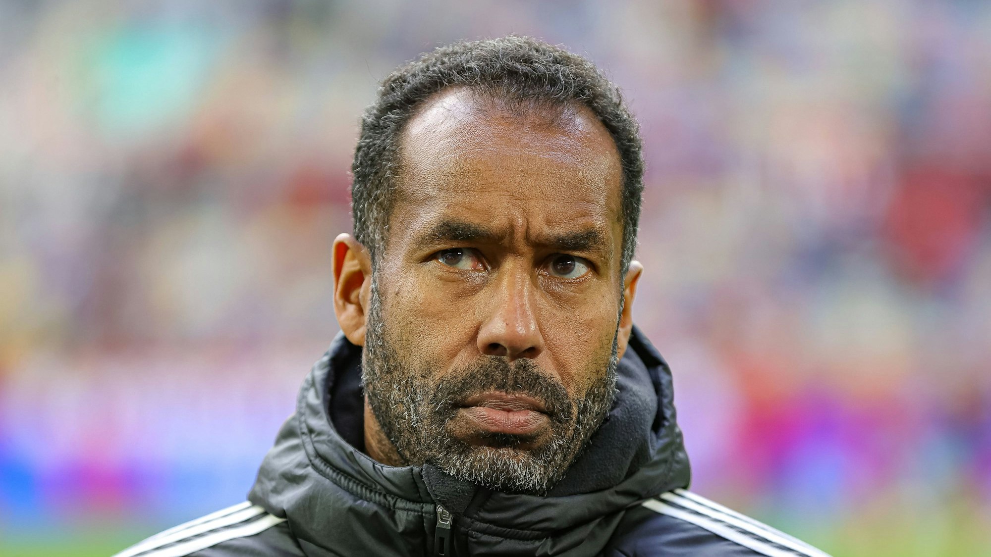 Fortuna Düsseldorfs Cheftrainer Daniel Thioune steht beim Spiel gegen Holstein Kiel im Stadion.