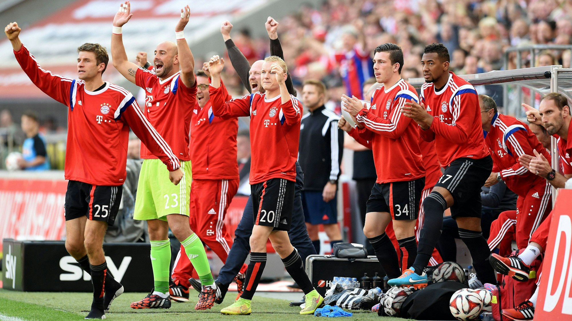 Die Ersatzspieler des FC Bayern jubeln über ein Tor in der Bundesliga.