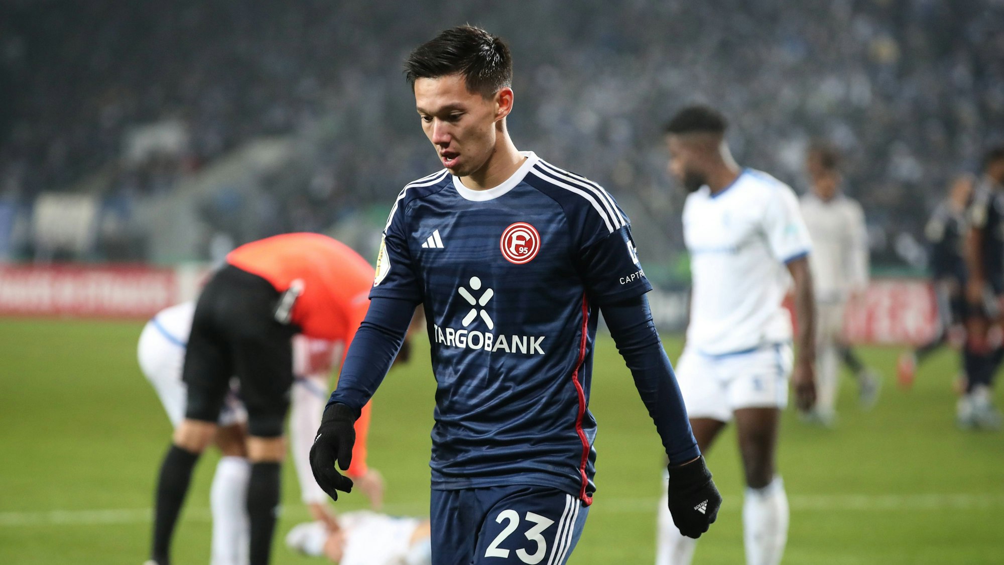 Shinta Appelkamp geht im Pokal-Spiel in Magdeburg mit gesenktem Kopf über den Platz.