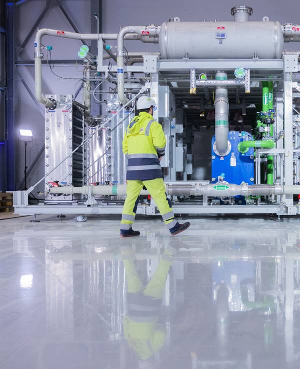 Blick auf einen Elektrolyseur für die Herstellung von grünem Wasserstoff bei Air Liquide in Oberhausen.
