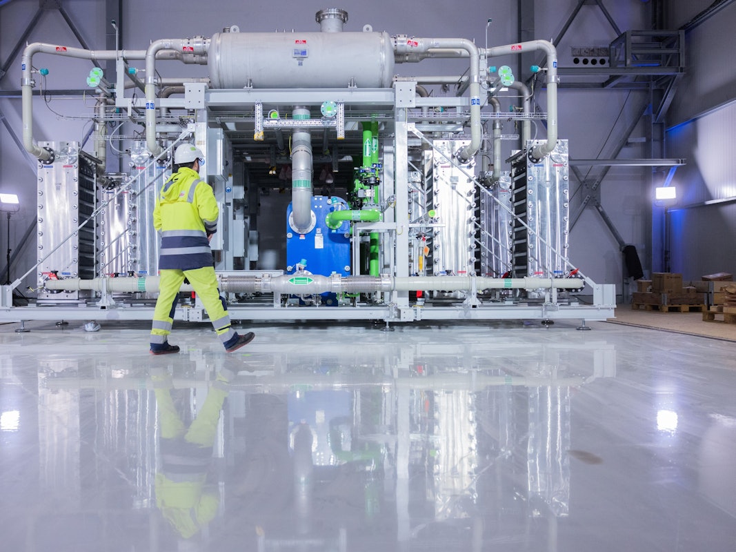 Blick auf einen Elektrolyseur für die Herstellung von grünem Wasserstoff bei Air Liquide in Oberhausen.