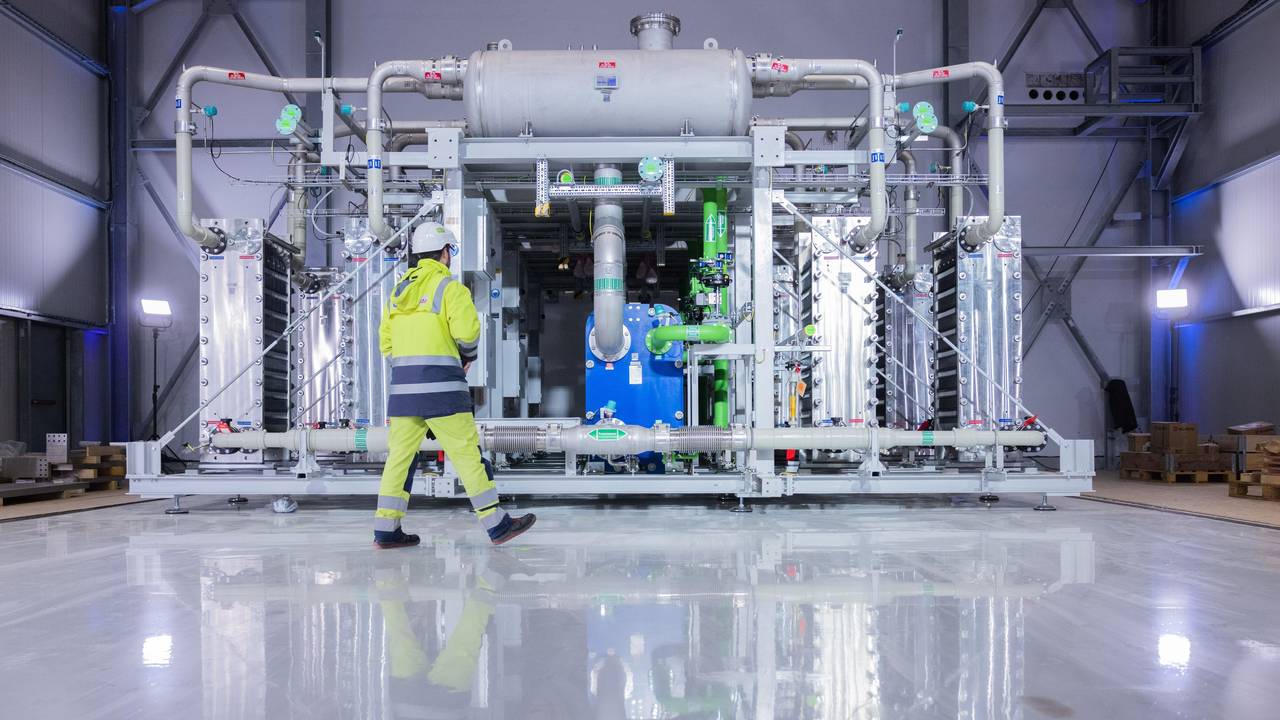 Blick auf einen Elektrolyseur für die Herstellung von grünem Wasserstoff bei Air Liquide in Oberhausen.