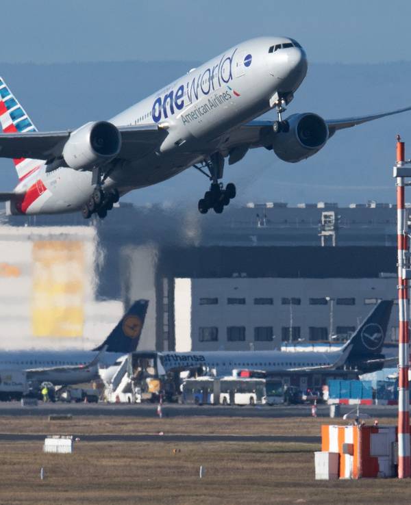 Eine Passagiermaschine der US-amerikanischen American Airlines startet vom Flughafen in Frankfurt am Main.