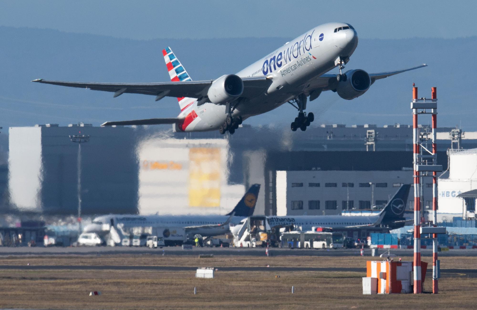 Eine Passagiermaschine der US-amerikanischen American Airlines startet vom Flughafen in Frankfurt am Main.