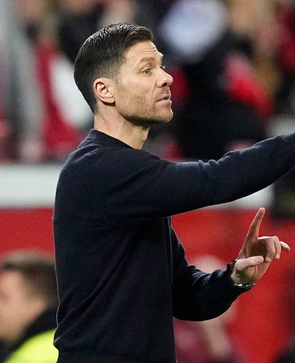 Leverkusens Trainer Xabi Alonso gestikuliert an der Seitenlinie.