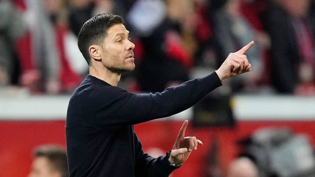 Leverkusens Trainer Xabi Alonso gestikuliert an der Seitenlinie.