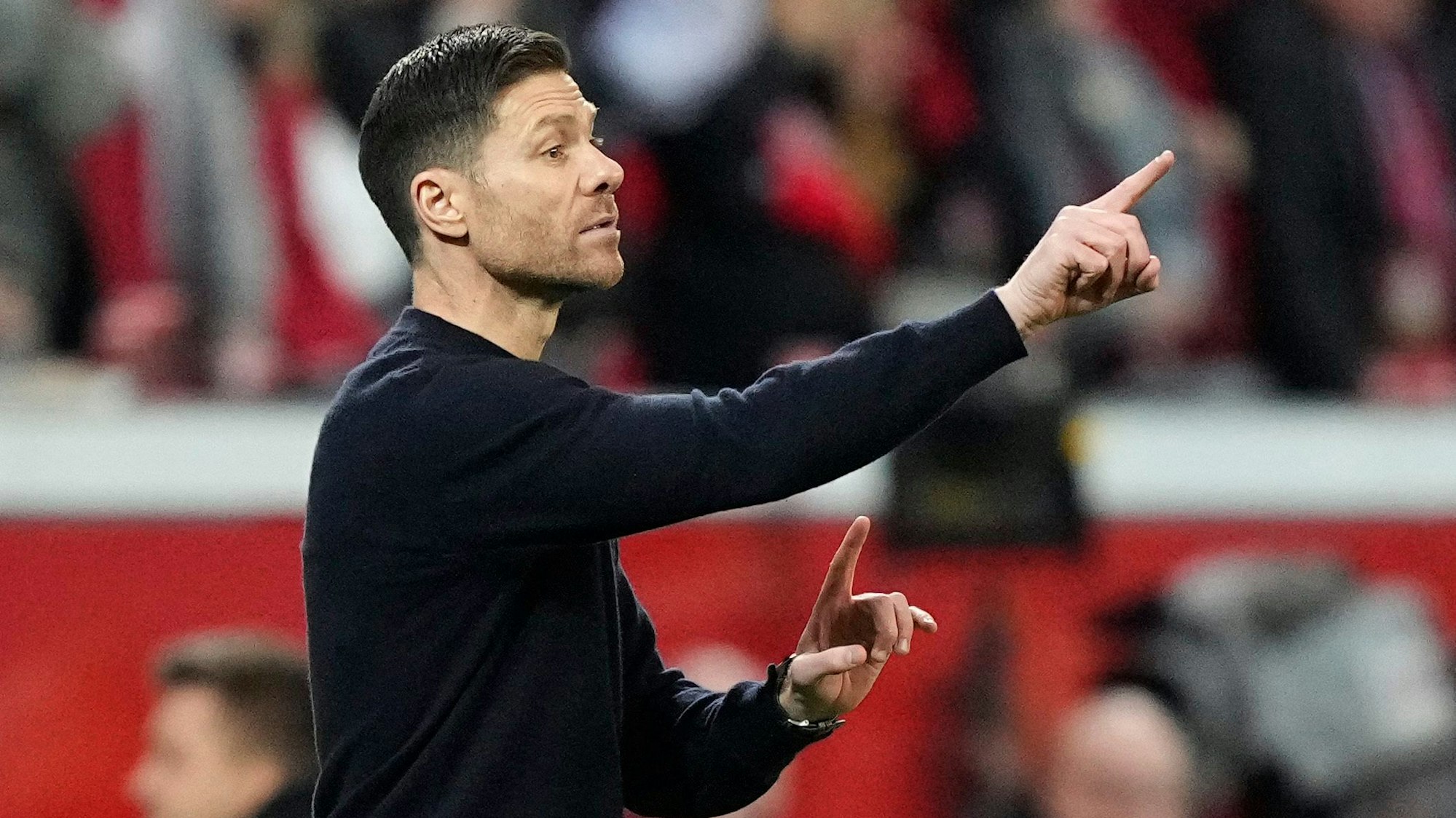 Leverkusens Trainer Xabi Alonso gestikuliert an der Seitenlinie.