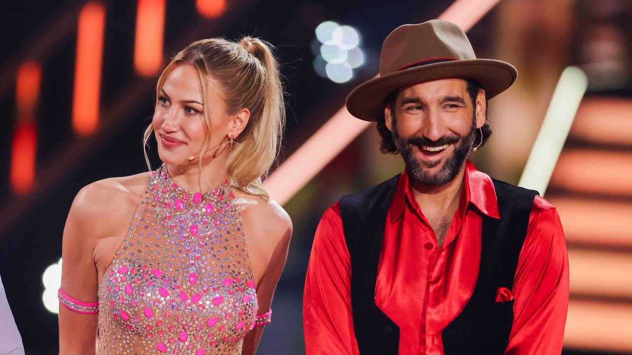 Lulu, Sängerin, und Massimo Sinato, Profitänzer, stehen in der Kennenlernshow der RTL-Tanzshow «Let's Dance» zum Auftakt der neuen Staffel auf dem Parkett im Coloneum. Sie werden zusammen tanzen.