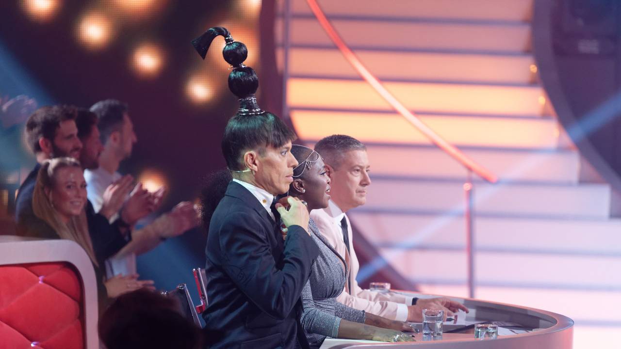 Die Juroren Jorge González (l-r), Motsi Mabuse, Joachim Llambi sitzen bei der „Lets Dance Profi-Challenge“ im Studio.