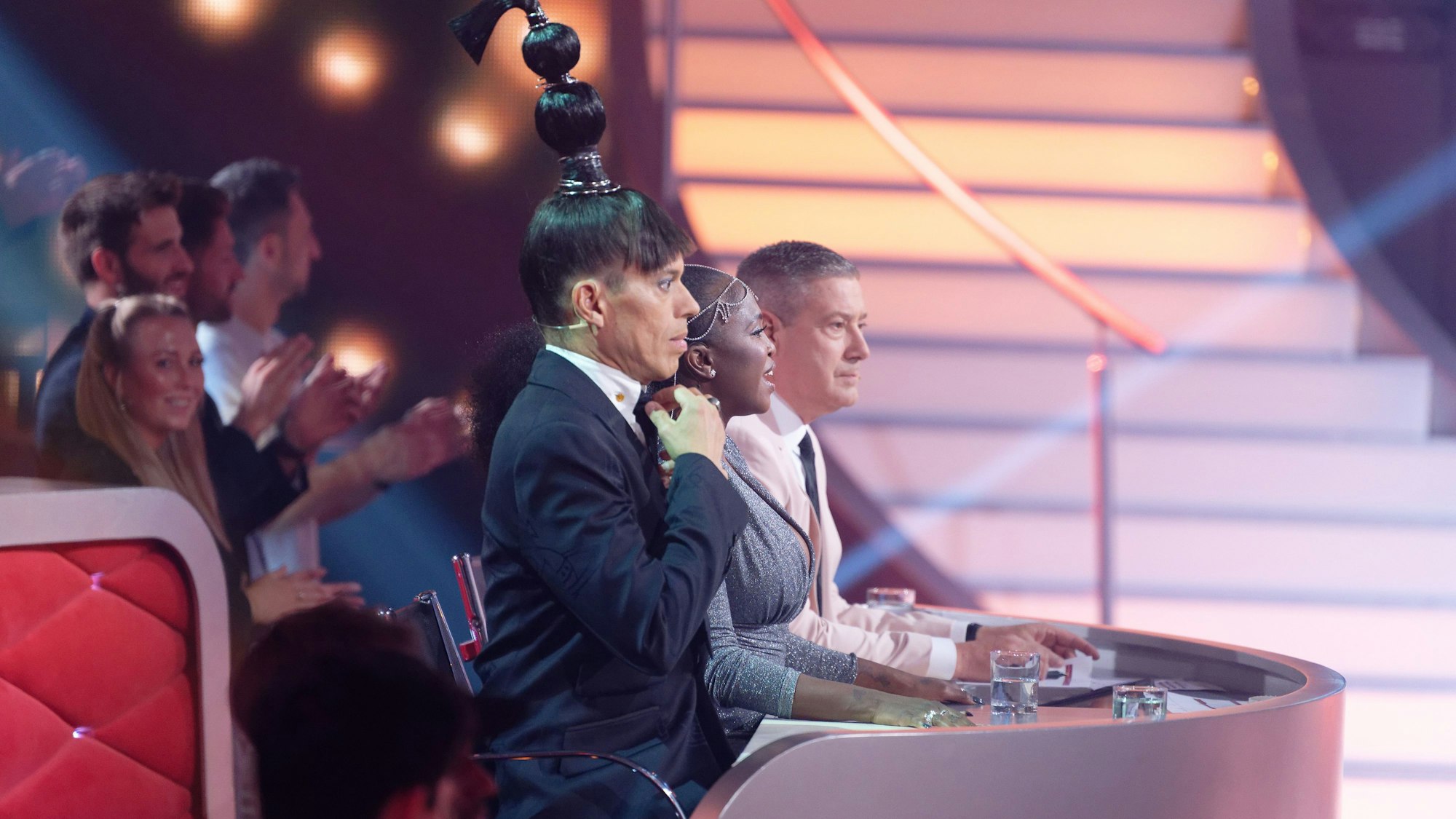 Die Juroren Jorge González (l-r), Motsi Mabuse, Joachim Llambi sitzen bei der „Lets Dance Profi-Challenge“ im Studio.