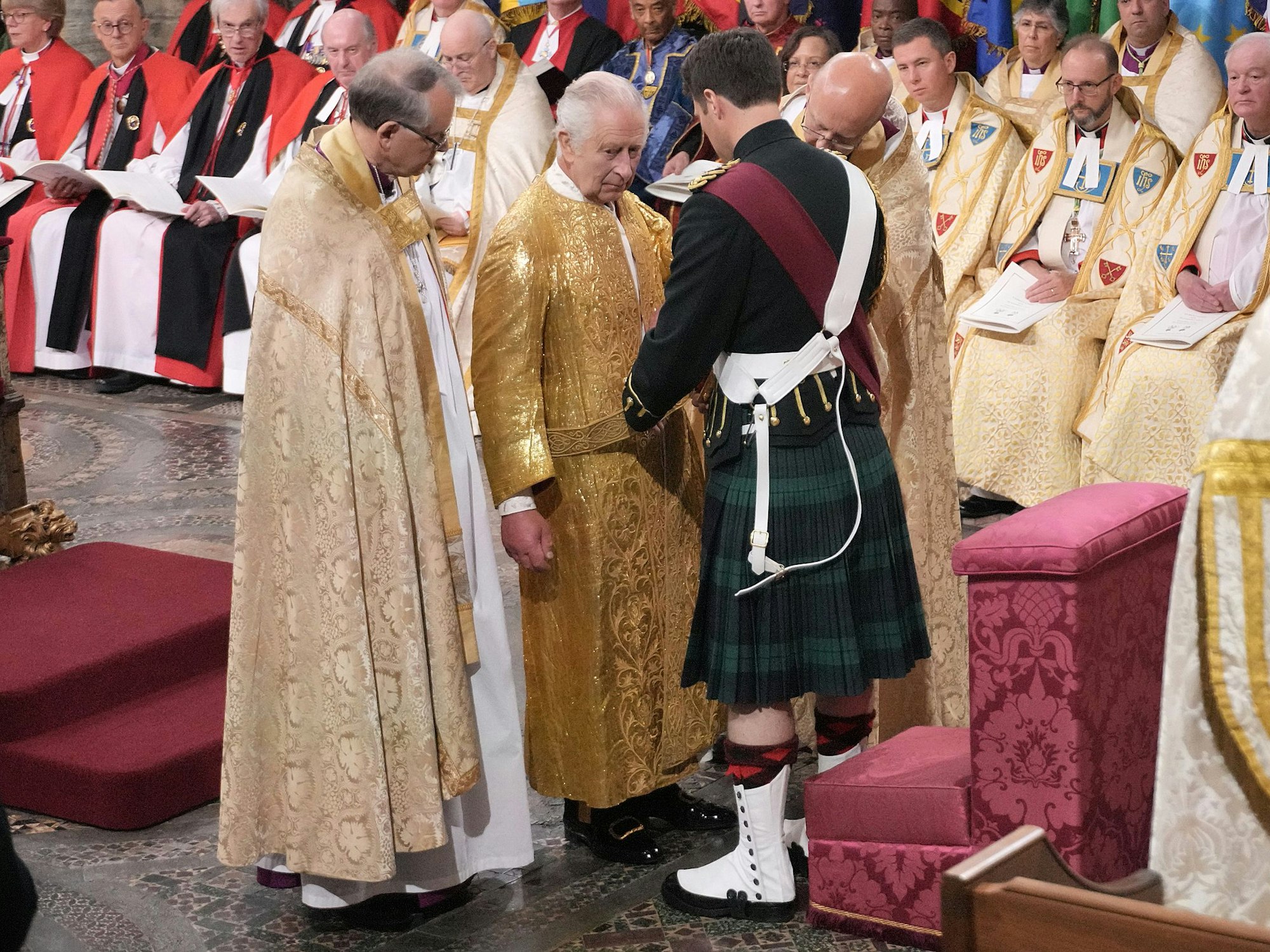König Charles III. verkündet einen Abschied, der Royal-Fans in Staunen bringt: Major Jonathan „Johnny“ Thompson (im Kilt, 3.v.l.) wird nicht mehr in der Öffentlichkeit zu sehen sein.