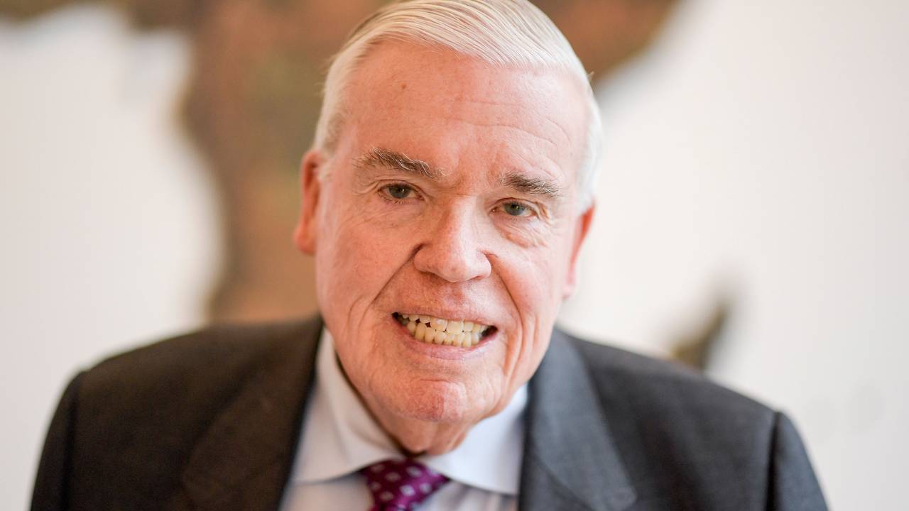 Klaus-Michael Kühne, Unternehmer, steht im Hauptsitz der Kühne und Nagel AG vor einer Weltkarte.