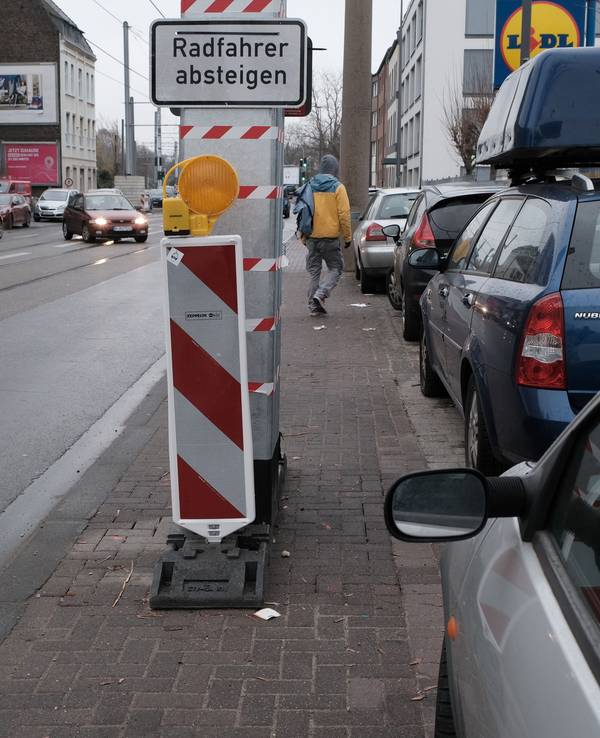 Masten für die Oberleitung auf der Neusser Straße.