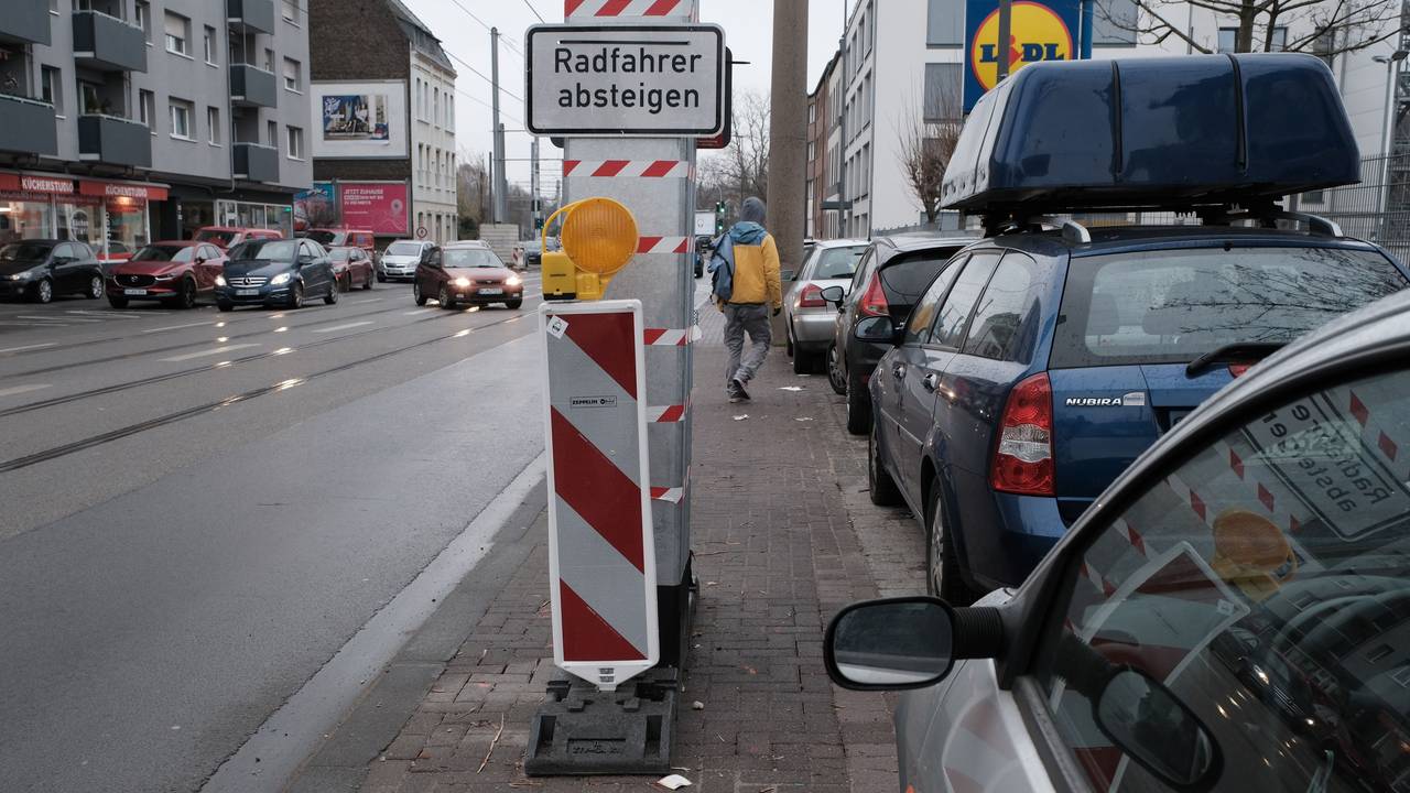 Masten für die Oberleitung auf der Neusser Straße.