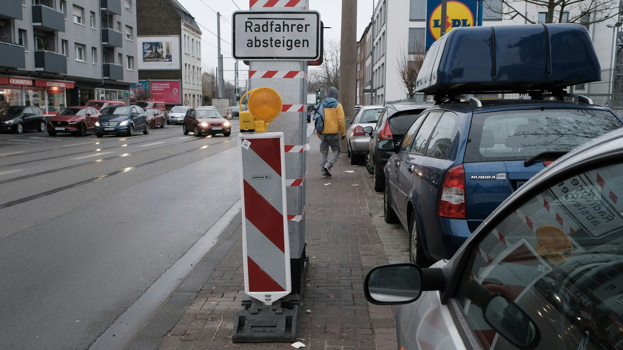 Masten für die Oberleitung auf der Neusser Straße.