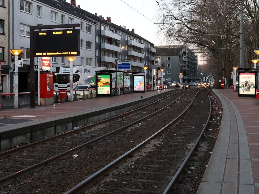 Bahngleise führen an zwei Haltestellen lang.