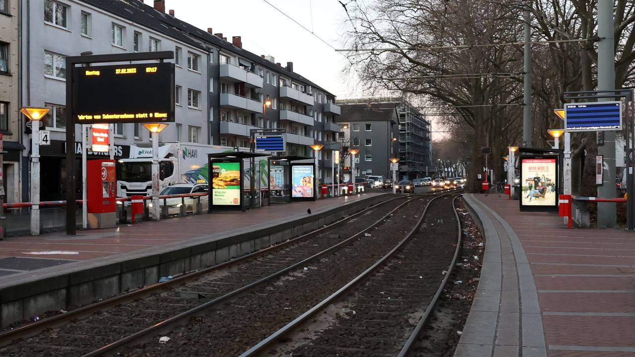 Foto einer leeren Haltestelle in Köln während eines Bahnstreiks.