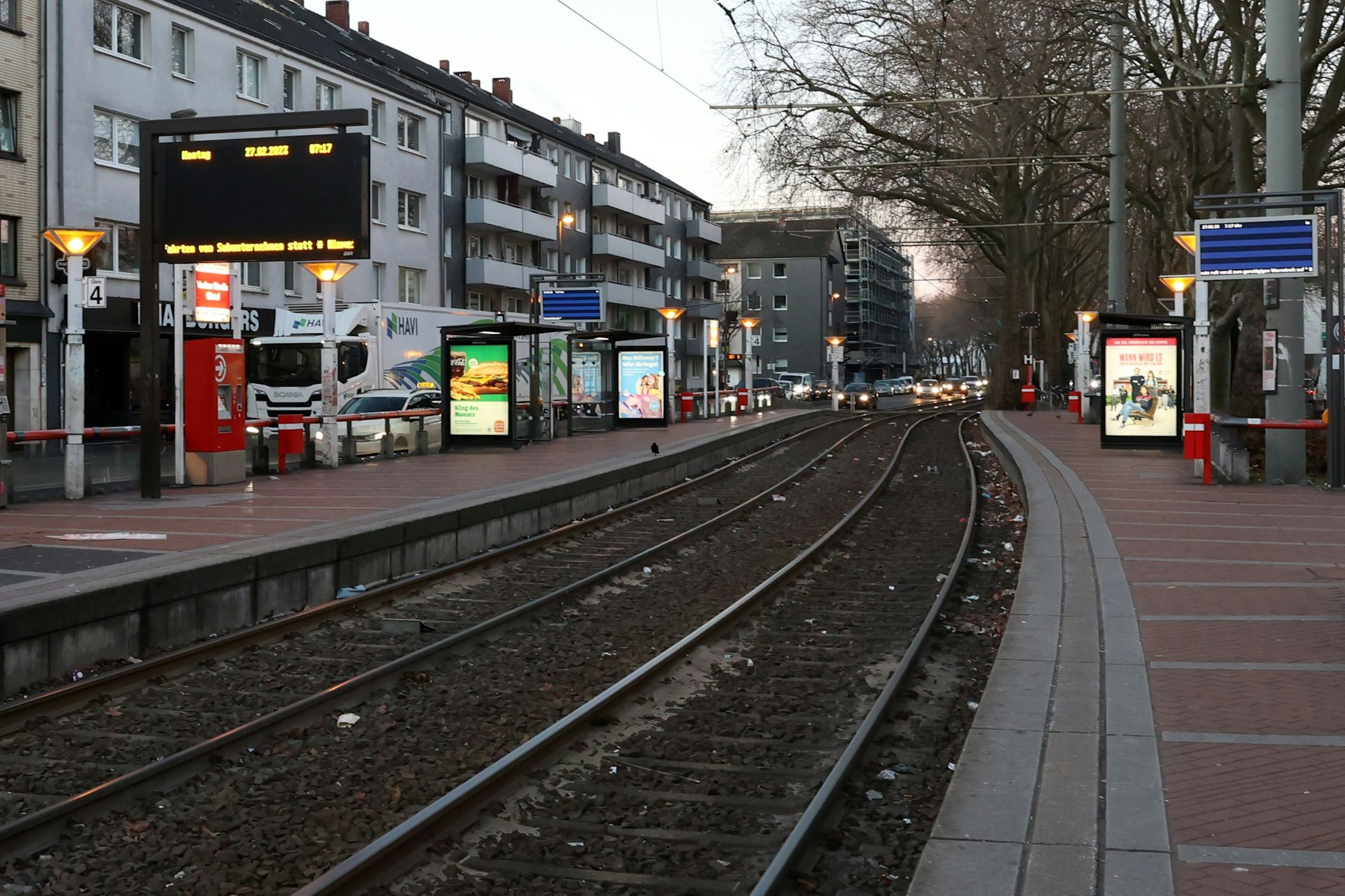 Bahngleise führen an zwei Haltestellen lang.