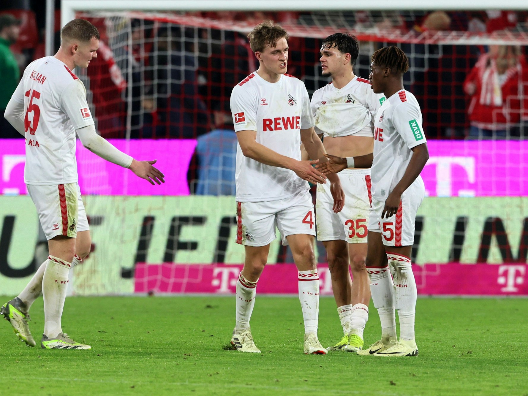 Luca Kilian, Timo Hübers, Max Finkgräfe und Justin Diehl nach dem Bremen-Spiel.