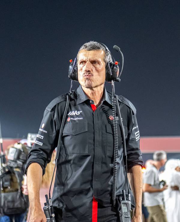 Günther Steiner mit Headset an der Rennstrecke.