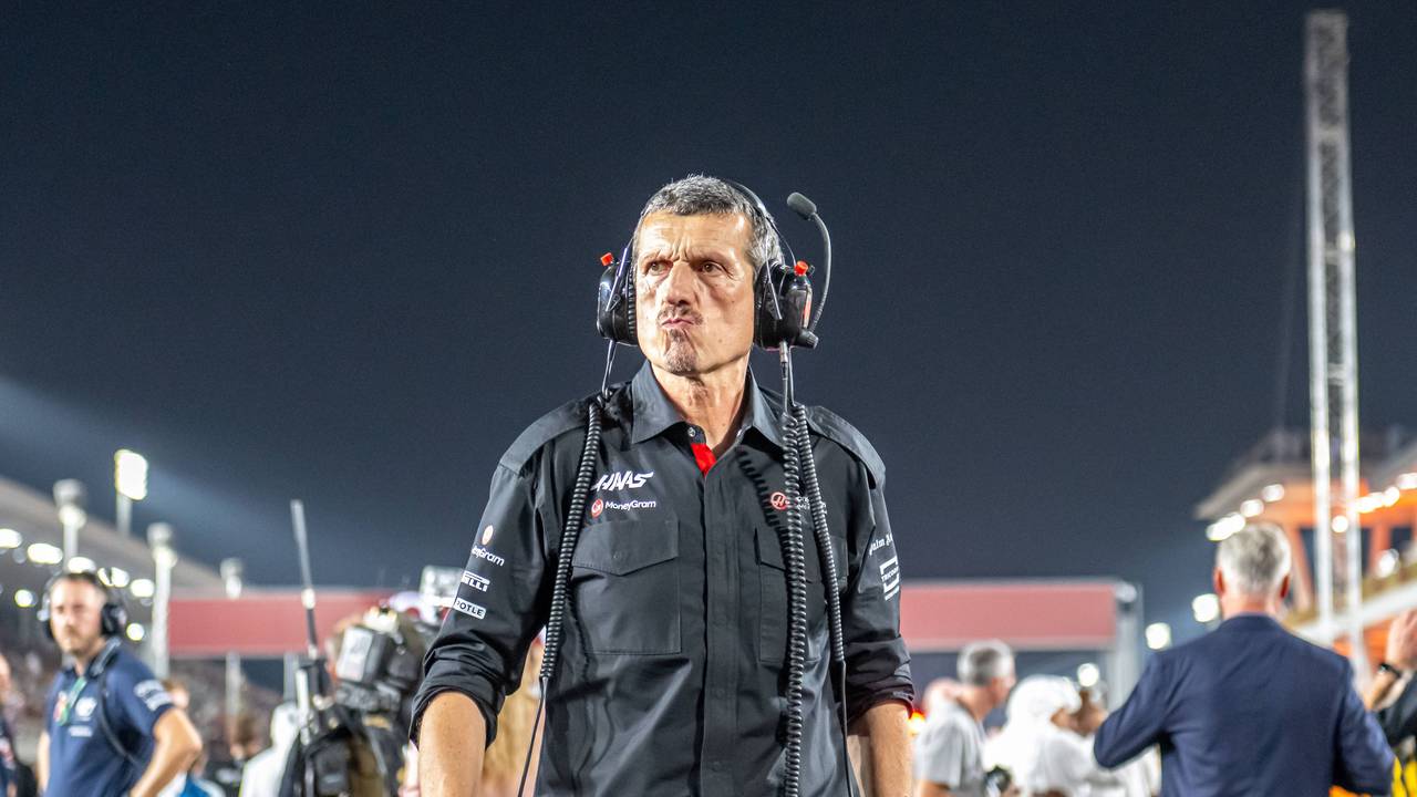 Günther Steiner mit Headset an der Rennstrecke.