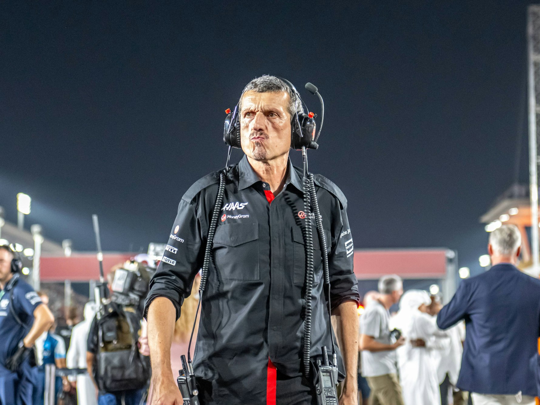 Günther Steiner mit Headset an der Rennstrecke.