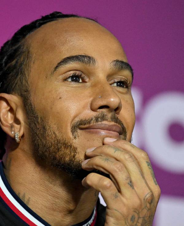Lewis Hamilton schaut nachdenklich.