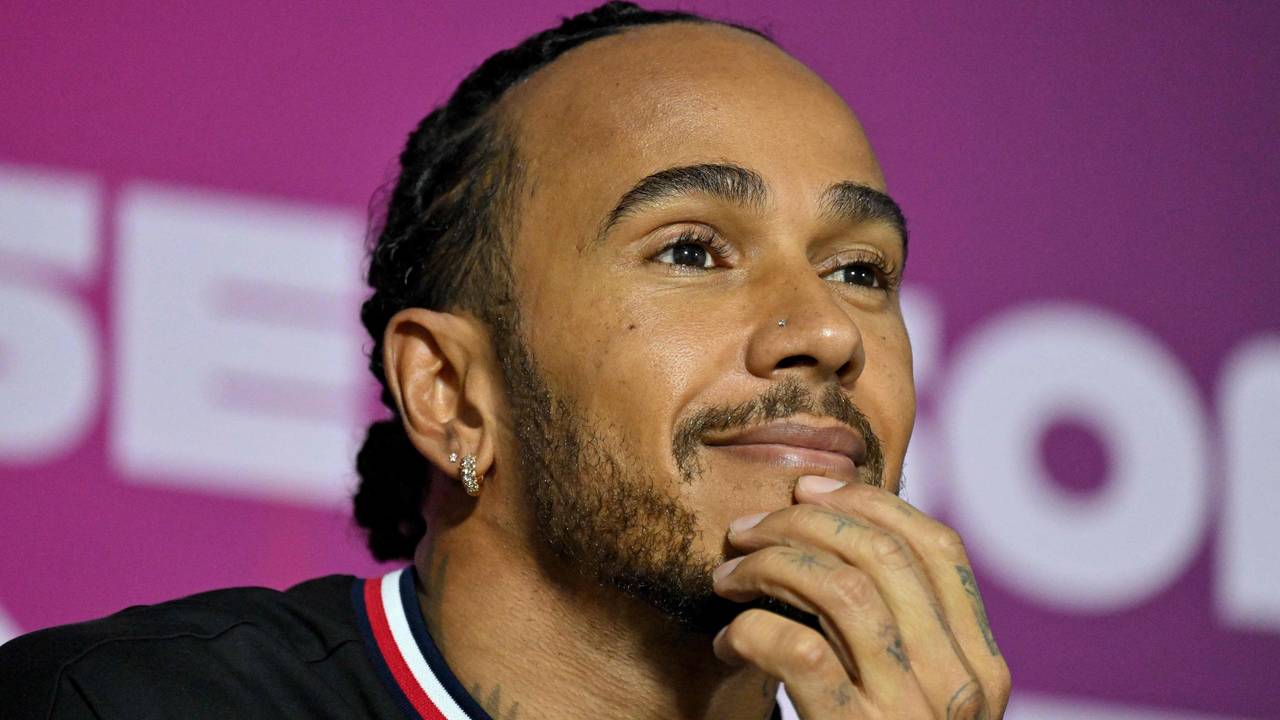 Lewis Hamilton schaut nachdenklich.