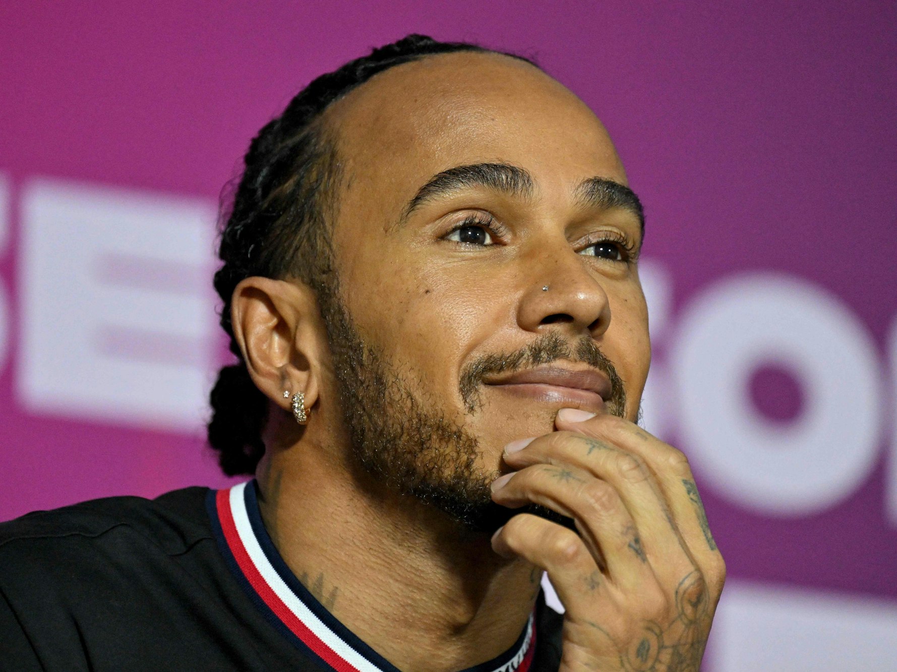 Lewis Hamilton schaut nachdenklich.