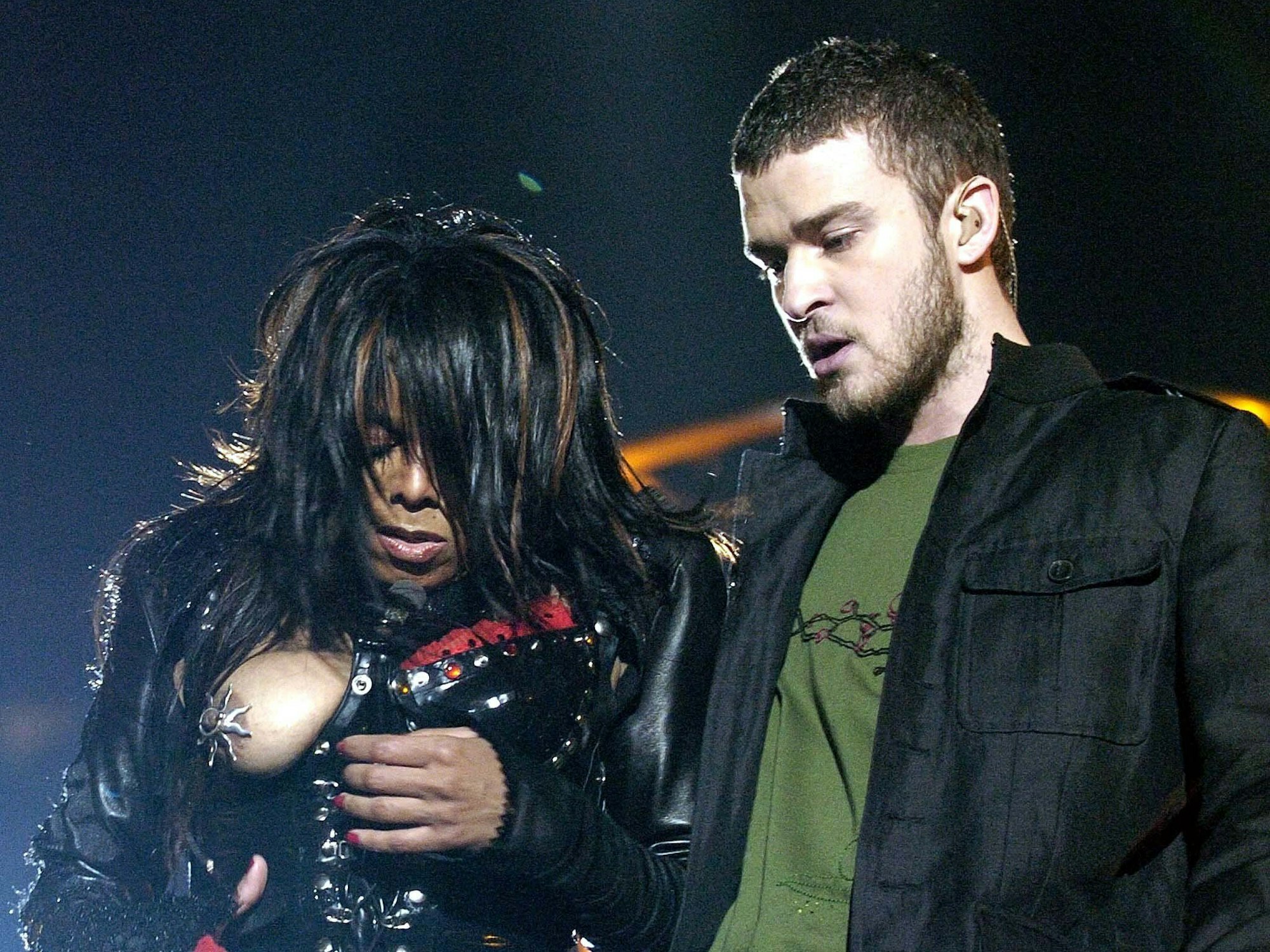 Janet Jackson und Justim Timberlake 2004 bei der Halbzeitshow beim Super Bowl. Jackson rutscht dabei eine ihrer Brüste aus dem Outfit.