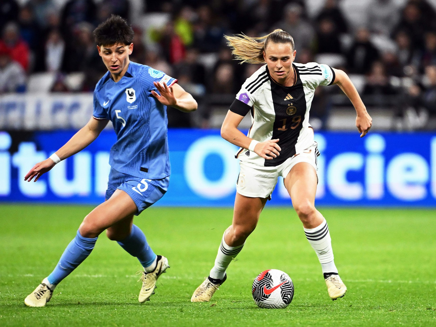 Deutschlands Klara Bühl (r.) in Aktion gegen Frankreichs Elisa de Almeida.