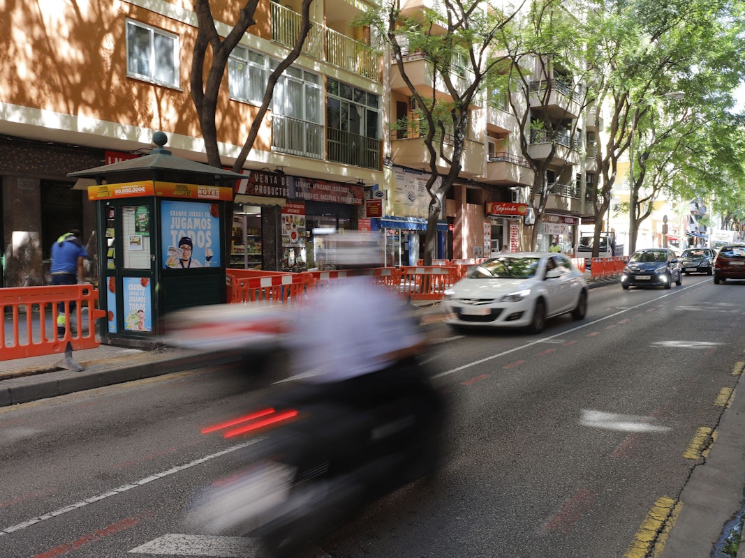 Autos fahren auf einer Straße im Stadtteil Son Gotleu auf Mallorca, hier im September 2020.