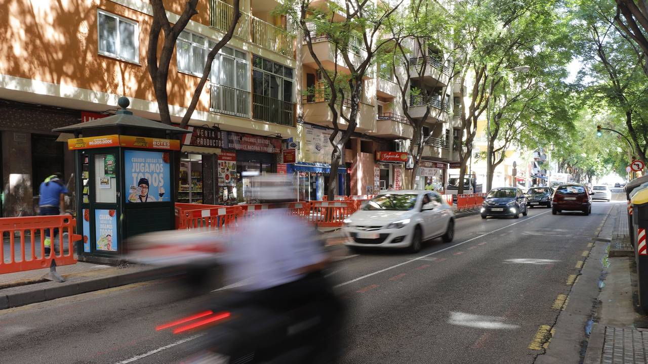 Autos fahren auf einer Straße im Stadtteil Son Gotleu auf Mallorca, hier im September 2020.