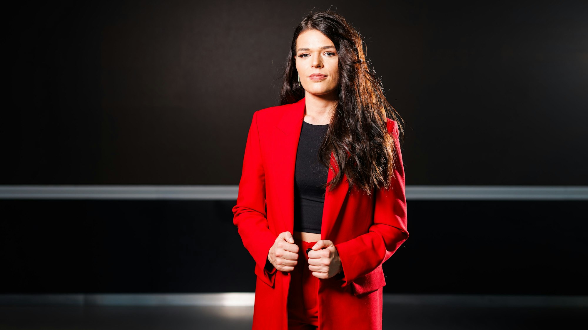 Ann-Katrin Lange, Teilnehmerin im Finale zur Wahl der "Miss Germany 2024", steht in einem Gebäude des Europa-Park.