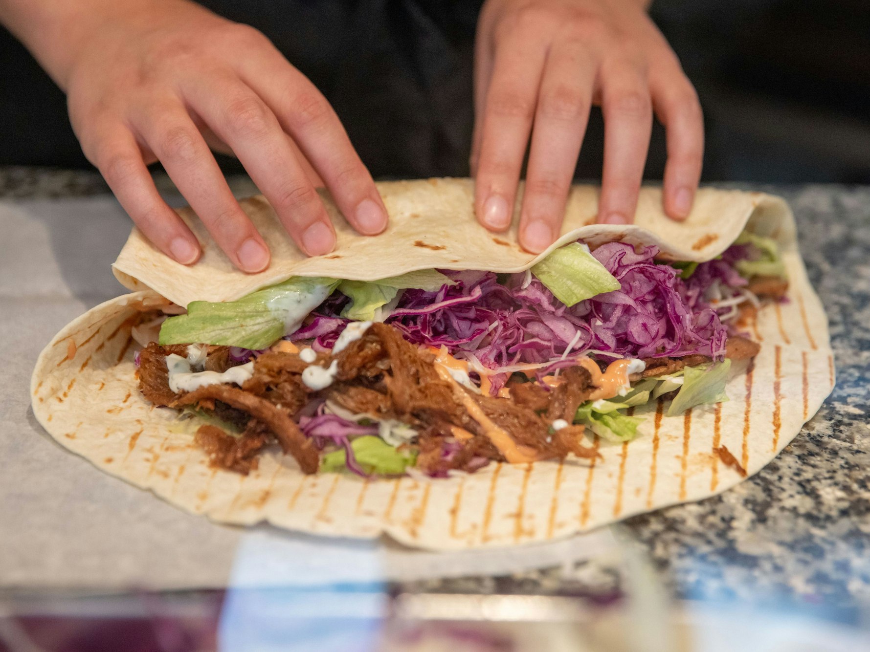 Eine Mitarbeiterin eines Imbisses bereitet ein Dürüm vor, hier im September 2020 in Nürnberg.