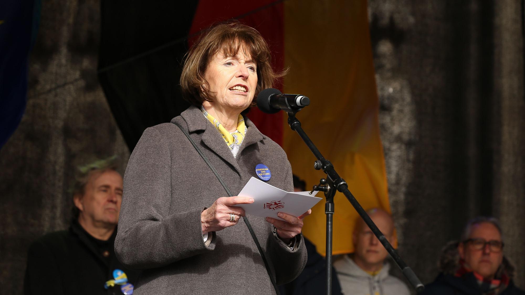 Henriette Reker spricht auf dem Roncalliplatz.