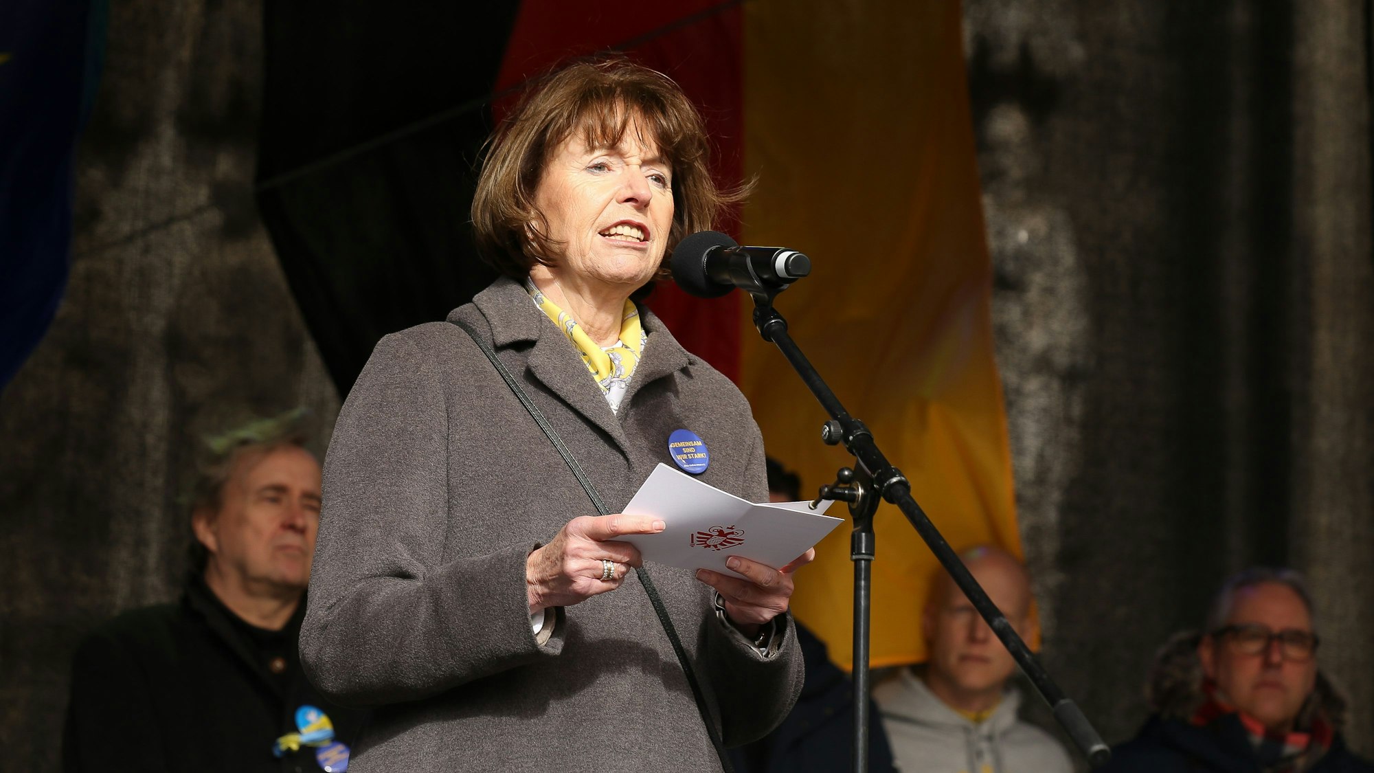 Henriette Reker spricht auf dem Roncalliplatz.