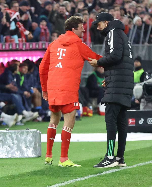 Thomas Müller und Thomas Tuchel scherzen an der Seitenlinie.