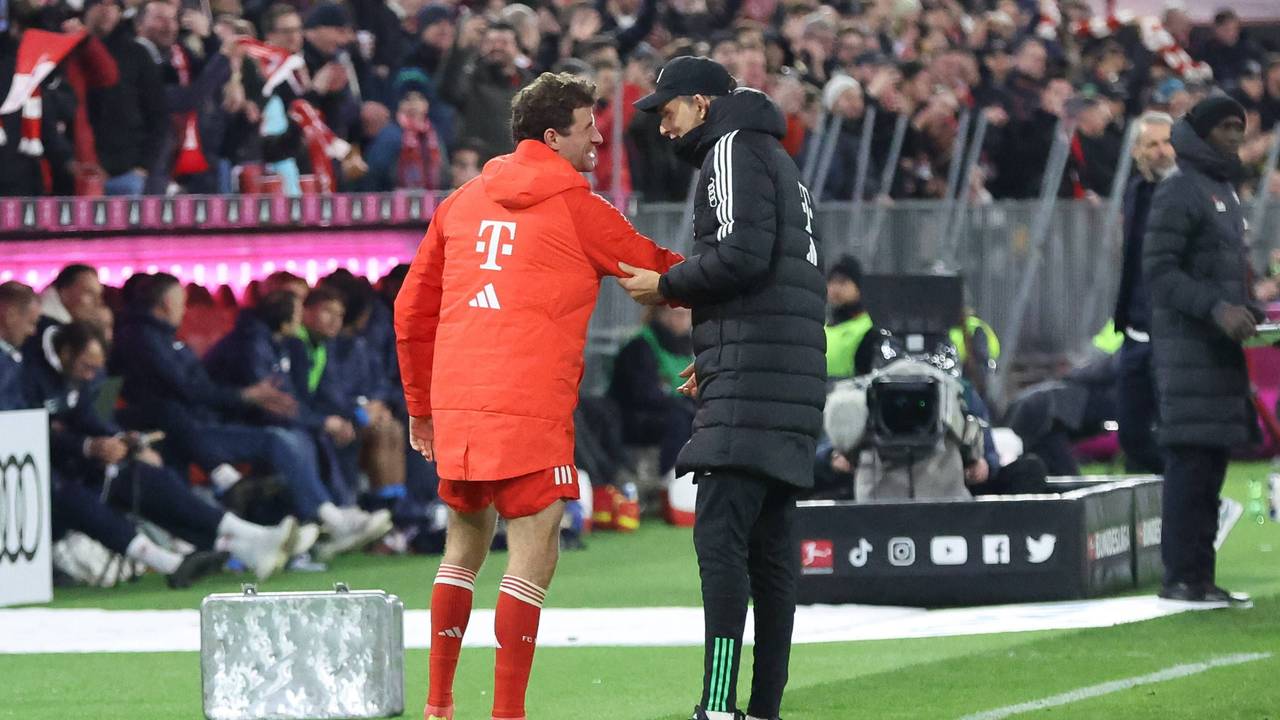 Thomas Müller und Thomas Tuchel scherzen an der Seitenlinie.