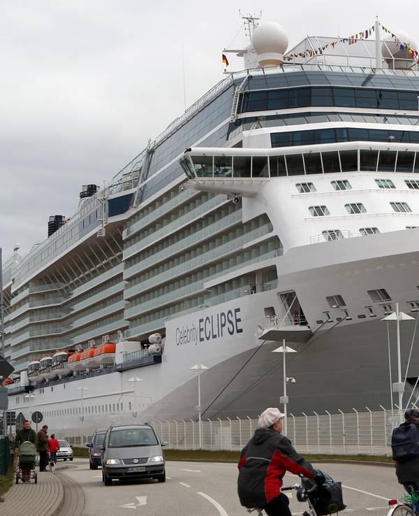 Im Ostseebad Warnemünde hat am Montag (10. Mai 2010) die „Celebrity Eclipse“ mit 2.900 Passagieren festgemacht.