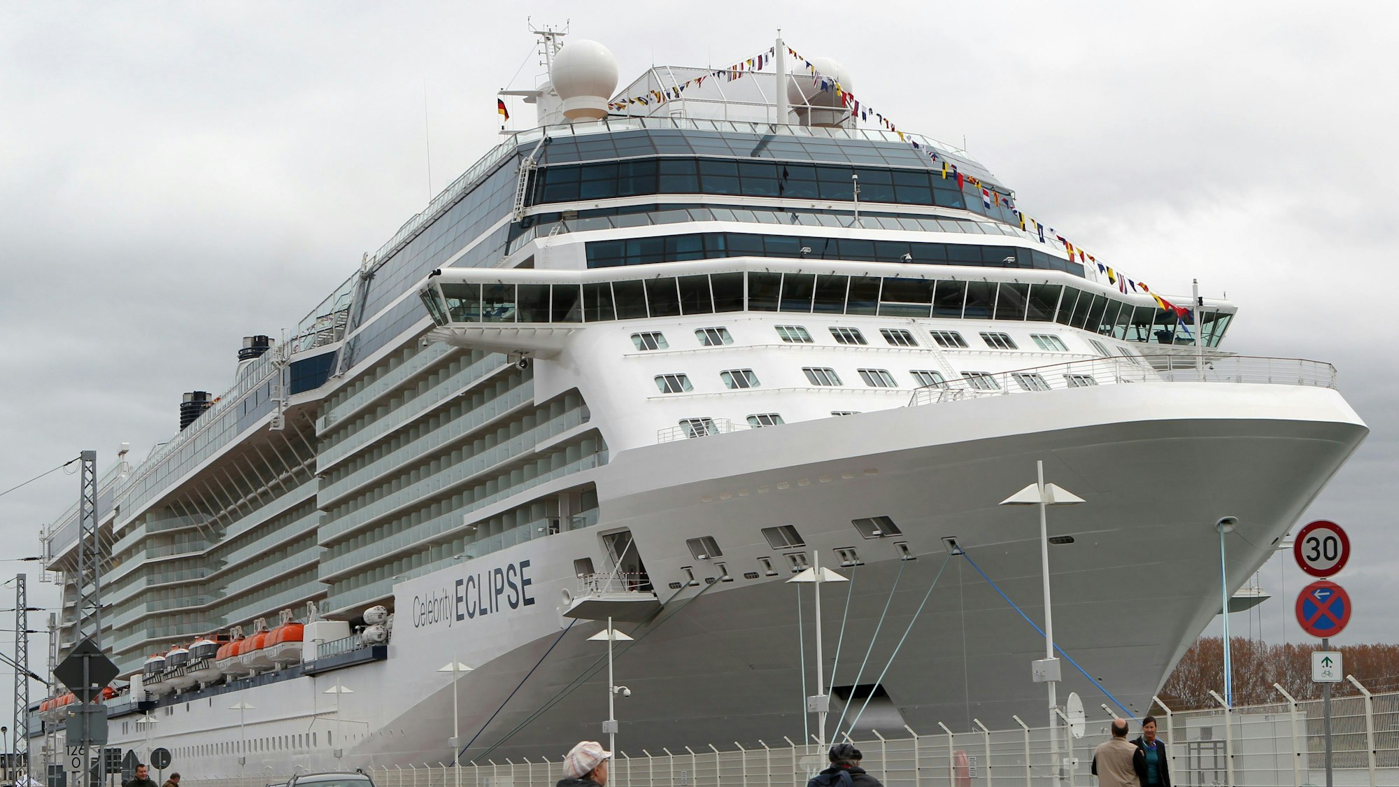Im Ostseebad Warnemünde hat am Montag (10. Mai 2010) die „Celebrity Eclipse“ mit 2.900 Passagieren festgemacht.